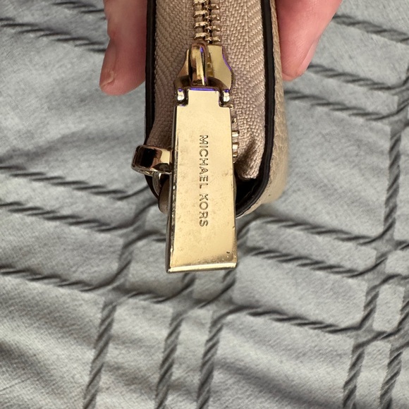 Michael Kors Cream Pebbled Leather Wallet - Picture 4 of 6